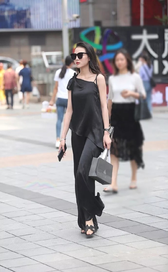 高跟鞋优雅时尚，让女性散发出迷人的气息