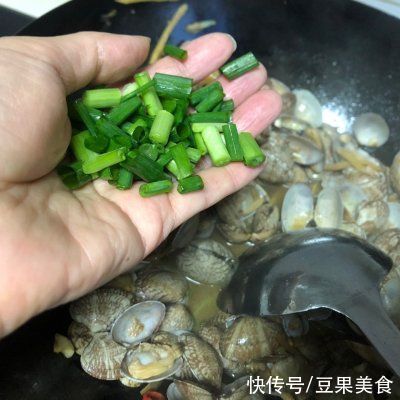 花蛤这样做，不会让你吃到沙子