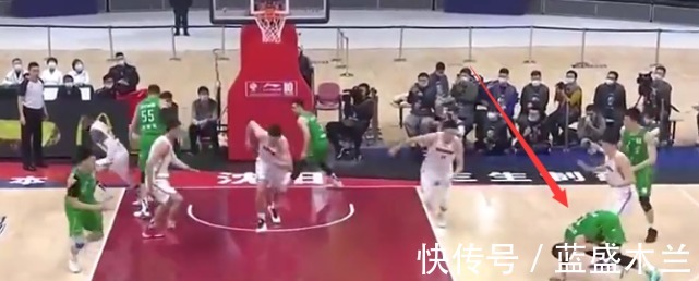 三分球|惨烈!郭艾伦扭伤被搀扶下场治疗,威姆斯肘击韩德君面部引发冲突!