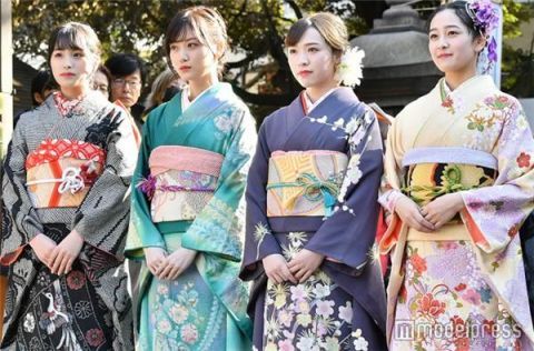 乃木坂46成员山下美月等4人身着和服盛装出席成人式 快资讯