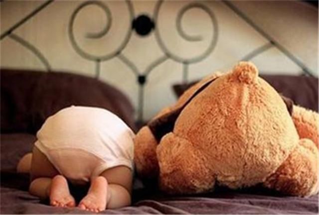 宝宝掉下床，聪明的家长第一时间不是抱起，而是把握＂黄金十秒＂