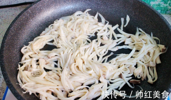 红辣椒|家再穷也要给孩子吃这菜，隔三差五吃1次，强筋骨补脑力，精神好