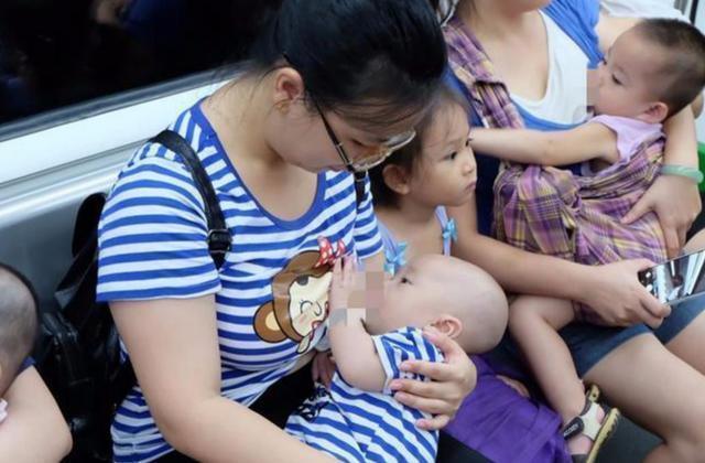 反怼|宝妈公交车上掀衣服哺乳,被大爷大骂没素质,宝妈反怼引路人赞同