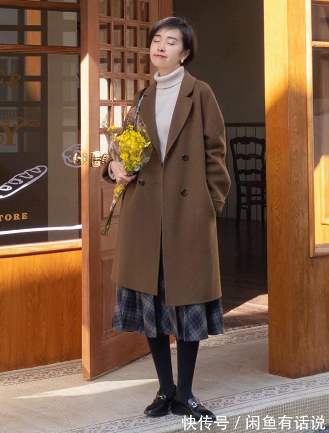 中年女人|个子不高的中年女人,穿大衣尽量别搭阔腿裤,配半裙才优雅又显高