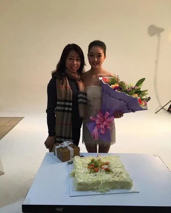 女单|李子君粉丝们收获意外“狗粮”!中国花滑女神24岁就结婚,长相太甜美受日本人追捧!