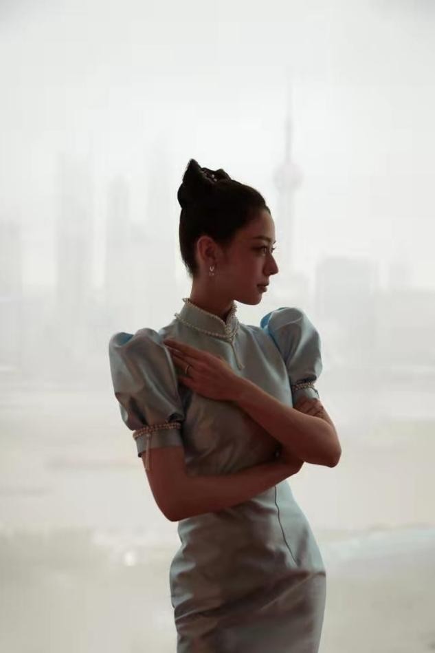 珍珠 吉娜罕见翻车,再穿旗袍秀曲线不输卡戴珊,却被芭比发型拖累