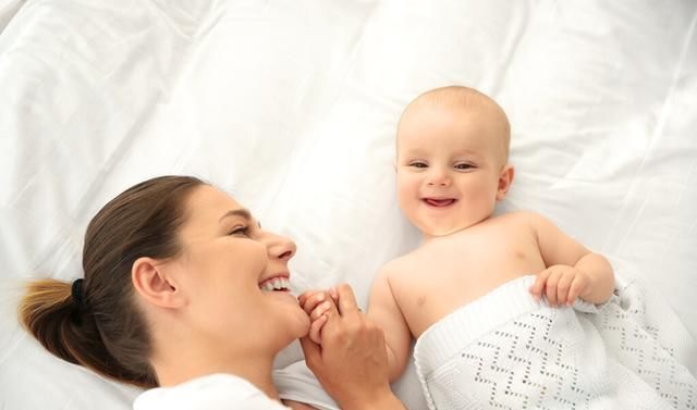 入睡|婴儿入睡后有这些姿势，父母别当好玩儿很可能是肠胃出问题了