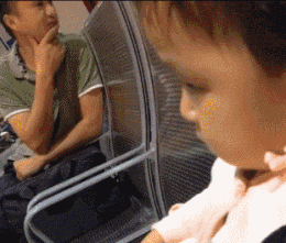 |搞笑GIF:对面的三个小哥哥,你惹起别人的羡慕嫉妒恨了!