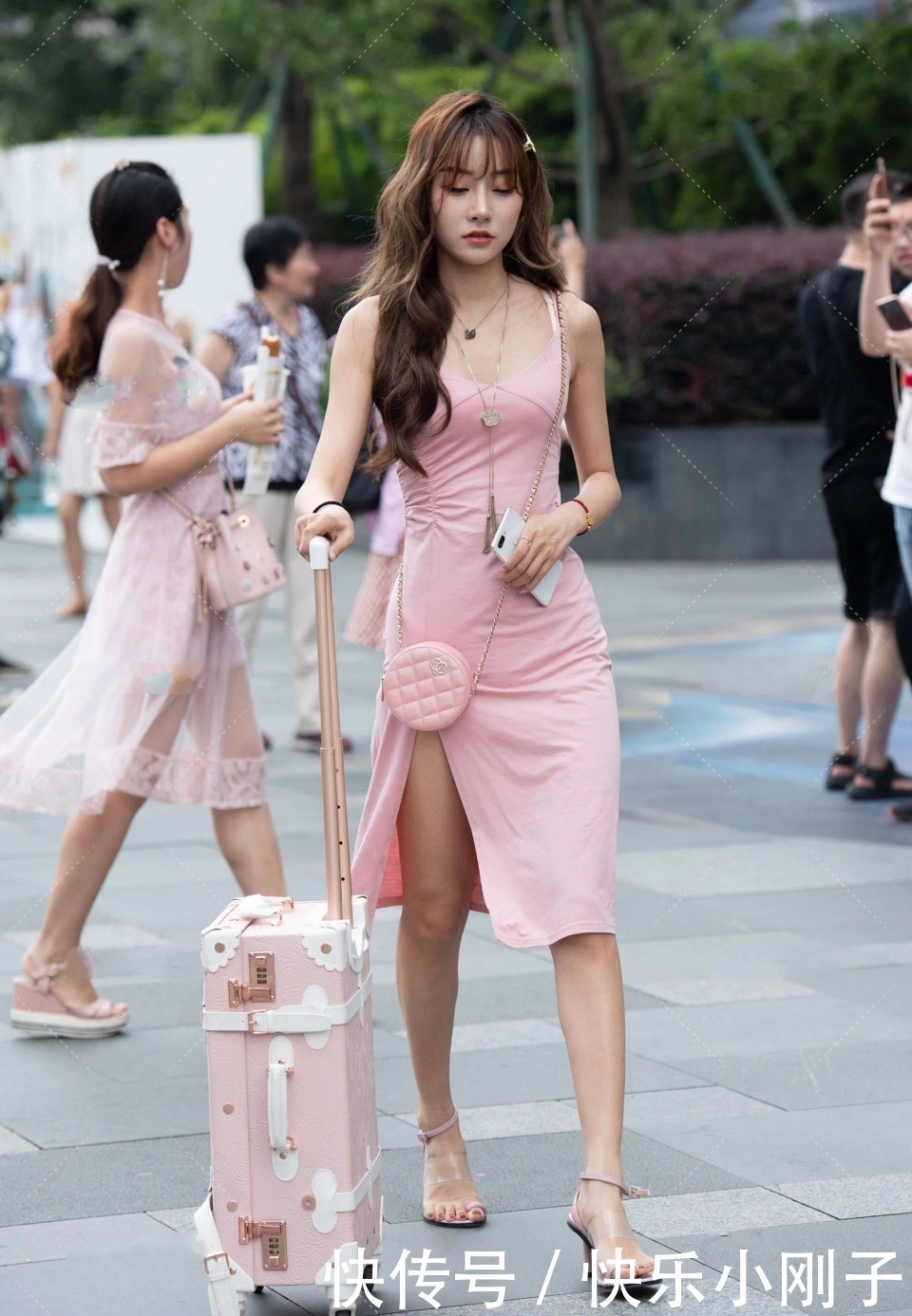 看穿|为什么男人喜欢看穿的暴露的女生,不喜欢自己的女朋友穿成这样呢