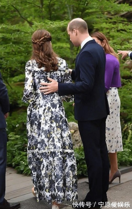 凯特 莱后和凯特同穿蓝色印花裙一个裙子太松垮显胖,另一个活泼娇媚