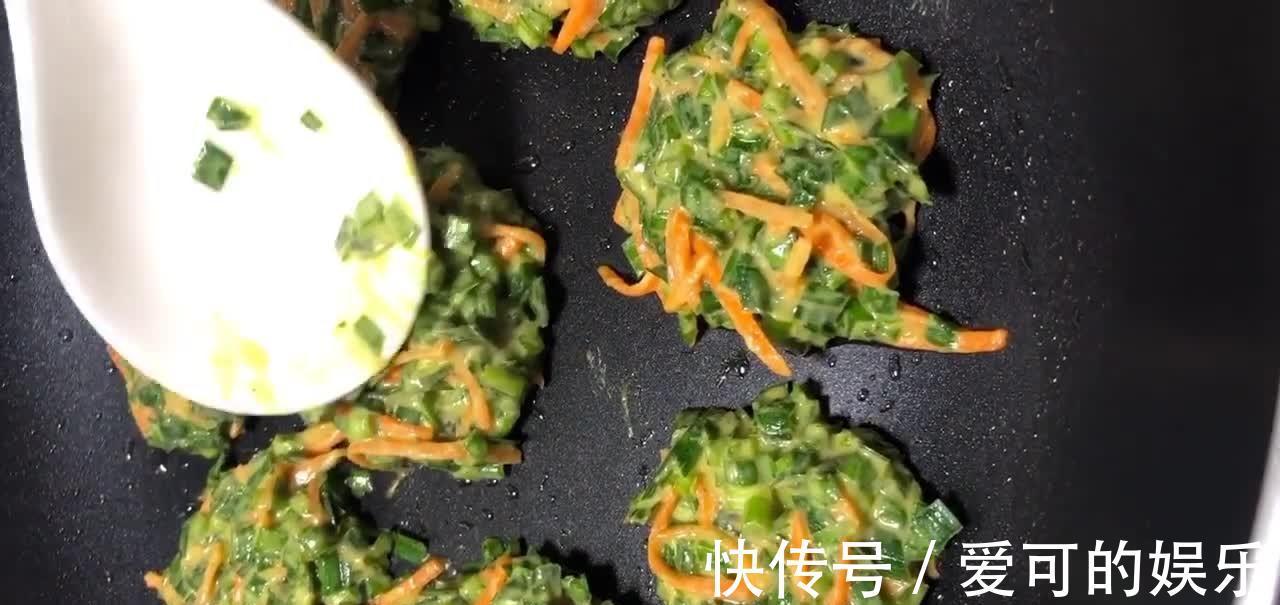 韭菜粗饼的做法，口感酥脆可口香气四溢，增强肠胃蠕动预防便秘！