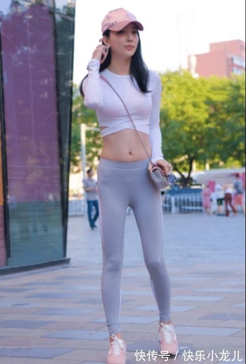 设计风格 白色收腰上衣搭配灰色瑜伽裤,贴身舒适运动风十足,简约大气