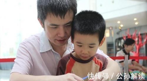 宝妈|爸爸睡觉太香甜,宝宝饿了1小时,又踹又打,最后使出绝招才叫醒