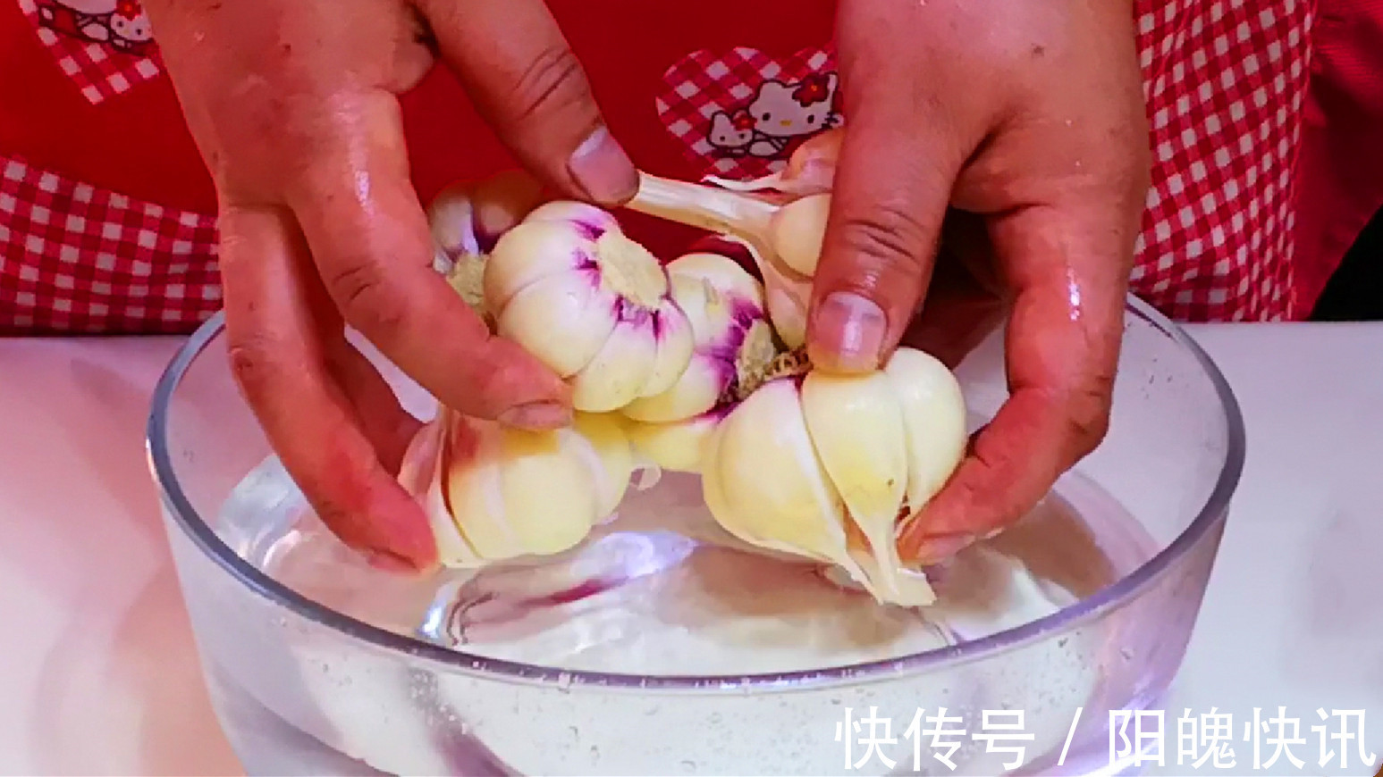 腌糖蒜时，直接加醋腌就错了，多加这1步，腌好后不辣心、不伤胃