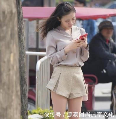 百褶裤 美女衬衫搭配百褶裤,肉色打底裤,显瘦还腿长!