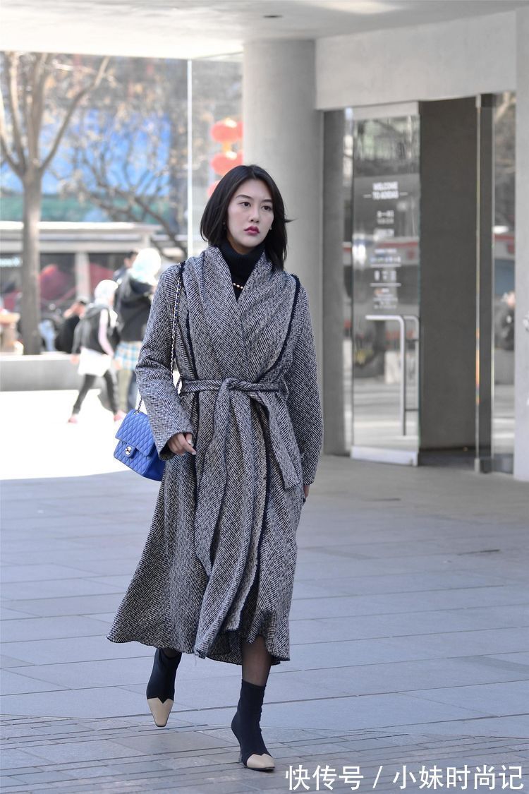 身材高挑 街拍:小姐姐搭配白色裙子,露出肩膀和锁骨,短发显得人很精神!