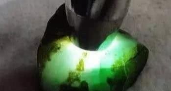 a771|在朋友店里小百捡漏的小石头,切开后让他欲哭无泪?