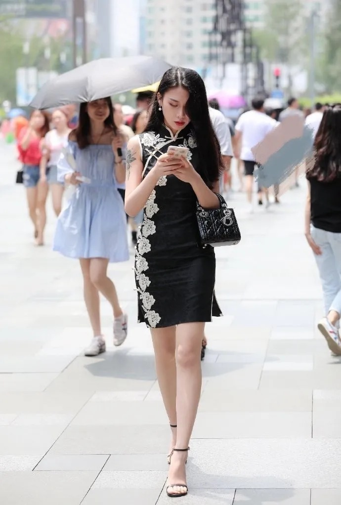 旗袍或许并不美,但是,它可以让穿的人变美