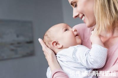 父母|新生儿从来不竖抱！别让你的做法阻碍了孩子生命最早的认知