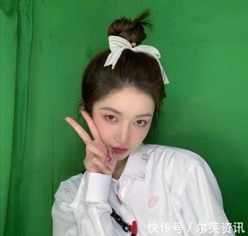 发型 女生别再披头散发了,这些减龄发型够美够撩人,还很显气质