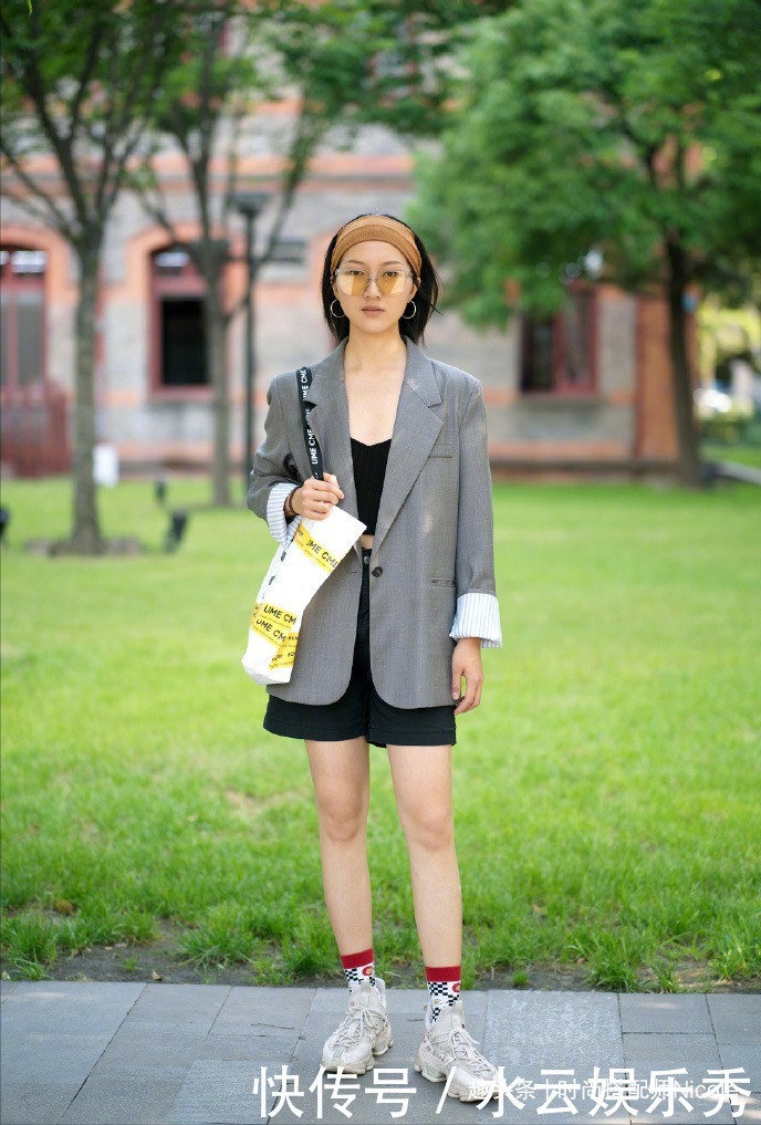 高跟鞋|今夏突然火起来的“白色平底鞋”,舒适、百搭又显高,适合小个子