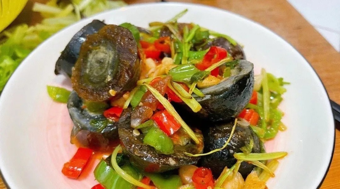 吃皮蛋会慢性中毒?它可能比你想象的更营养!但这些人最好别吃~