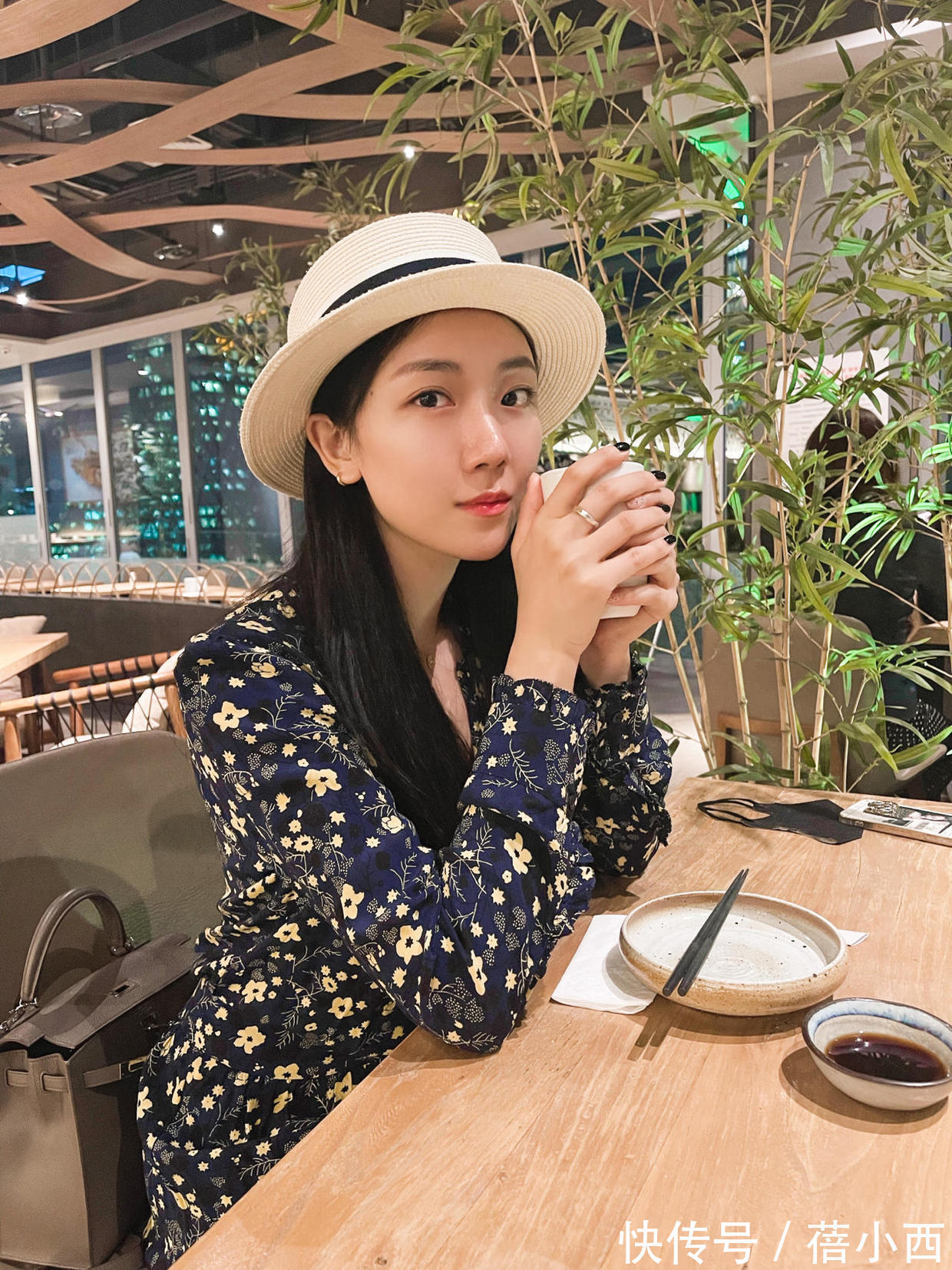 泡泡袖|菅纫姿美得不像话,穿碎花连衣裙出门也显气质,配短靴腿型更加分