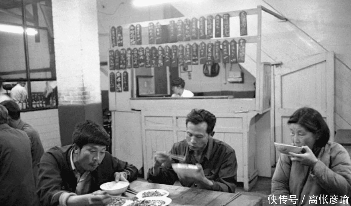 70年代“下馆子”,服务员比客人地位高,穷人得靠别人请客沾光
