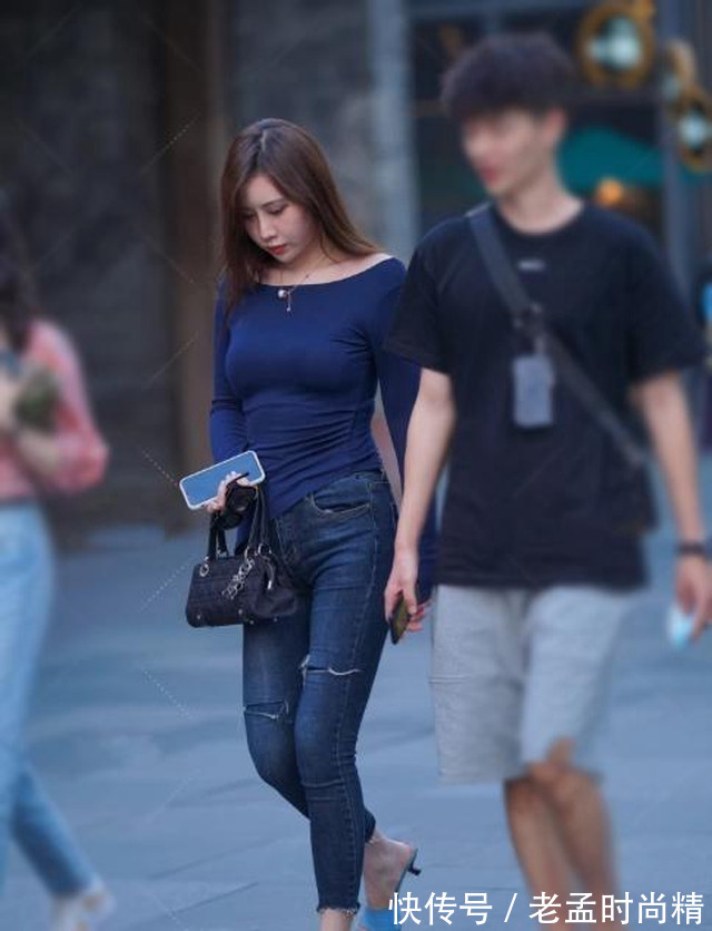 牛仔打底裤|短款牛仔打底裤搭配红色上衣,沉稳优雅穿搭,整洁且有设计感