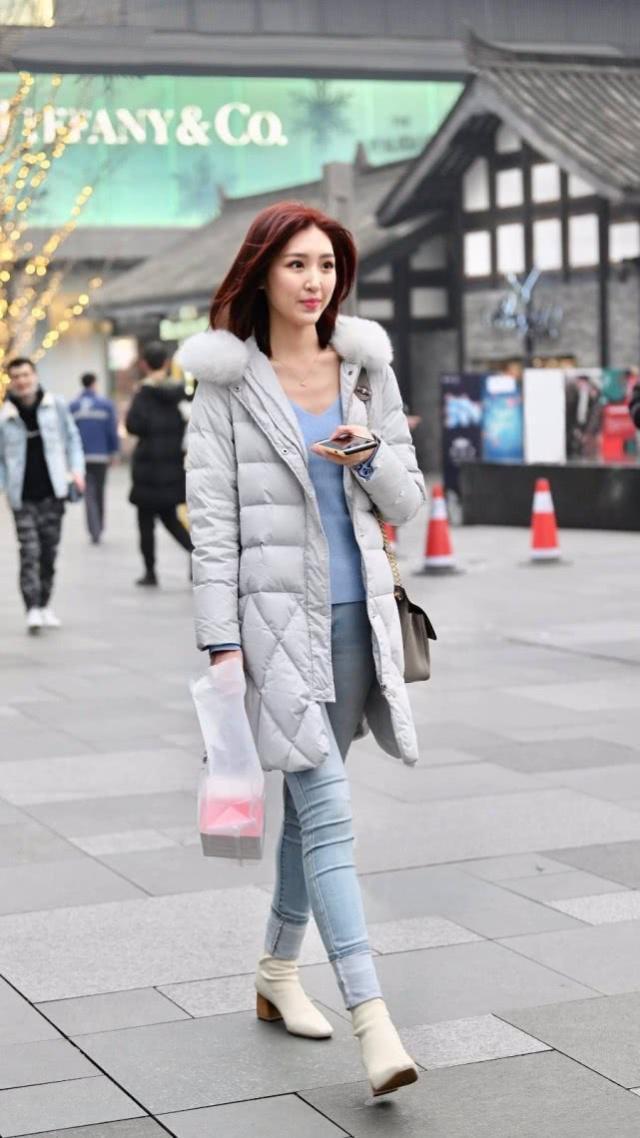 破洞牛仔裤|一字肩上衣搭配牛仔短裤,小美女格外的优雅,越看越喜欢