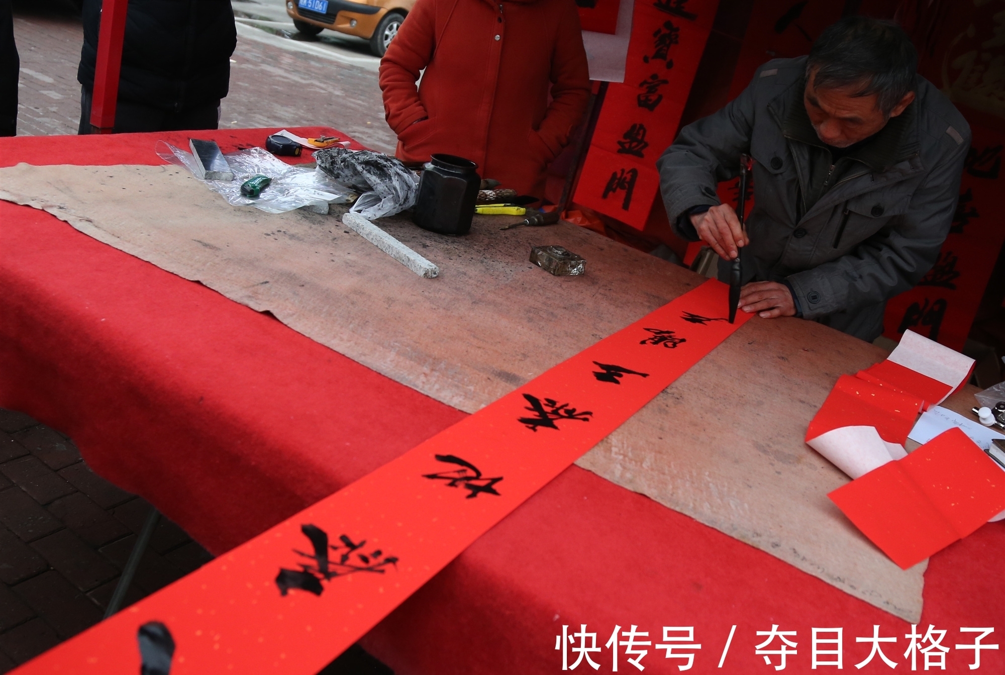 春联#书法家摆地摊写春联60载,有一种是免费写,很多年轻人不知道原因