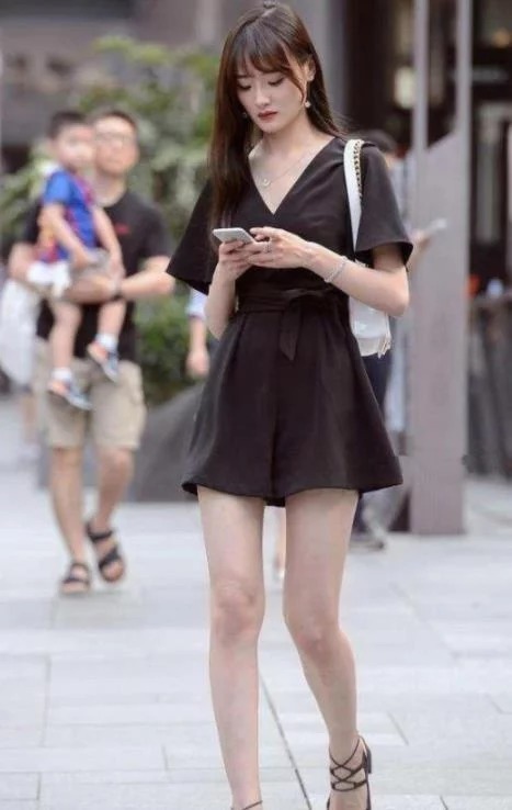 街拍：美女穿露肩上衣配短裤，甜美可爱，温婉可人