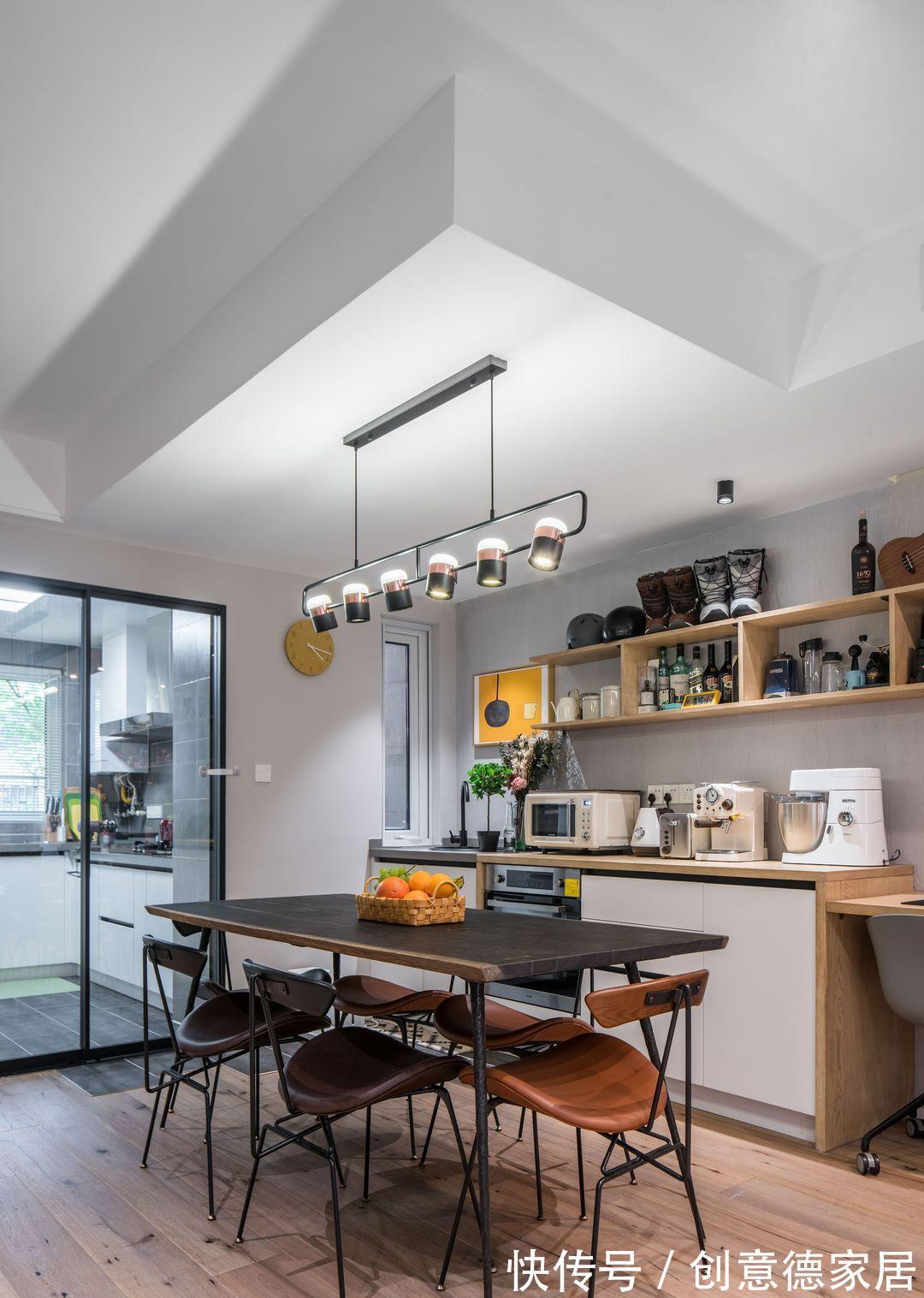 现代式|充满色彩的双层二居室,这样的设计也太有质感了,真的很温馨