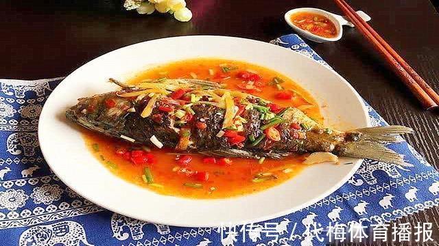 鲜香|美食湖南、经典家常菜——芹酥鲫鱼，外酥内嫩、爽脆鲜香扑面来