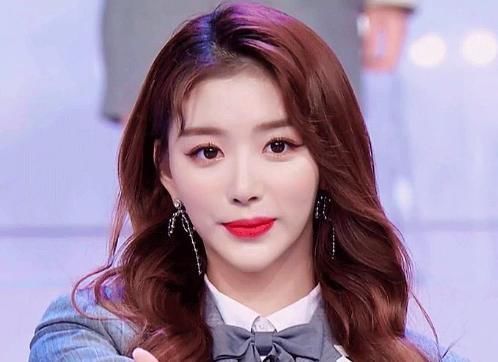 救场|孔雪儿618晚会遇舞台事故,裙子开了险滑落,淡定救场获赞无数