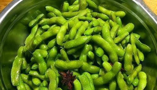 煮毛豆时,万万不可直接煮,多做一步,毛豆翠绿不发黄更入味