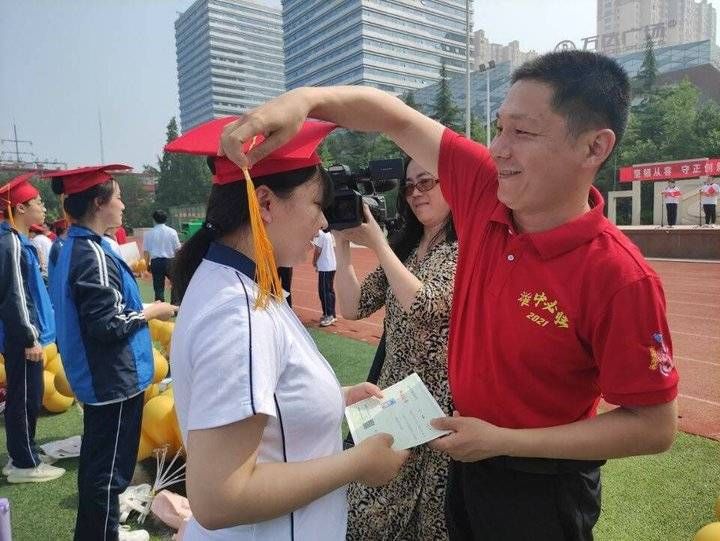 气质女神|评气质女神、校长表演节目……高三学子毕业典礼满满都是爱