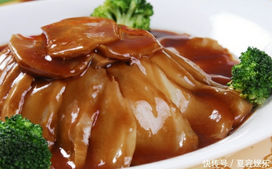 这是一道素菜,可是它味道鲜美,营养丰富,比肉菜还受欢迎