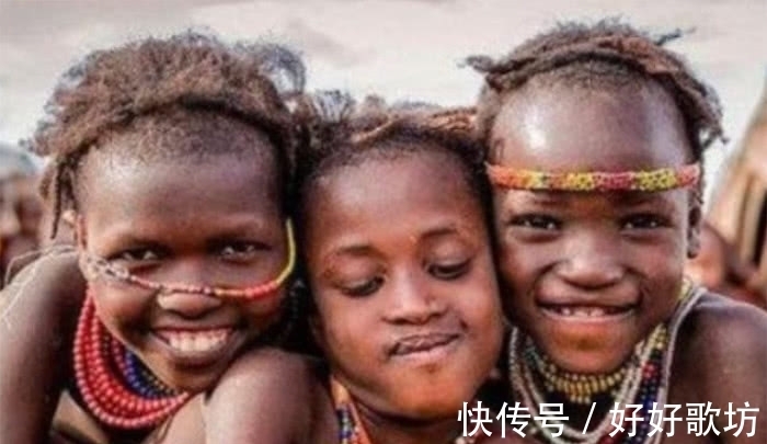 非洲|非洲部落：全是型男8块腹肌手撕牛肉，女子生孩子像母鸡下蛋