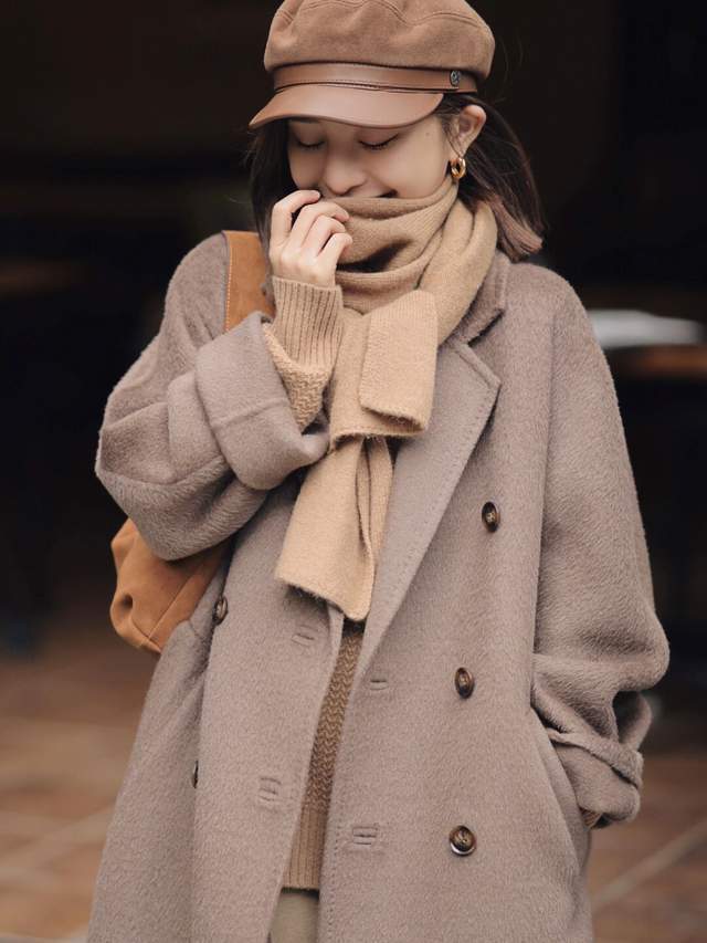 小姐姐 秋冬有哪些高级穿搭?还是大衣搭配半身裙或长裤够拉风,又飒又美