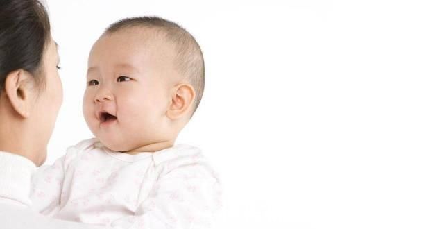 妈妈|宝宝几个月能认人?若出现这3个表现,说明宝宝正在找你