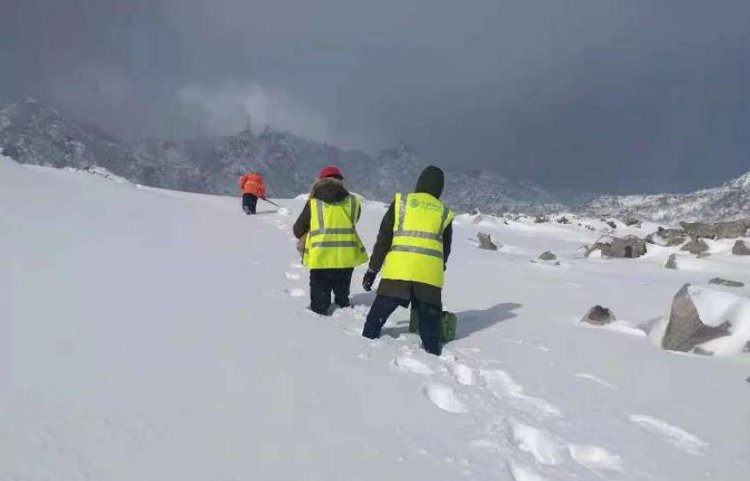 荒郊野|风雪移动人：与寒风为伴，与冰雪为伍，只为保障千家万户网络畅通