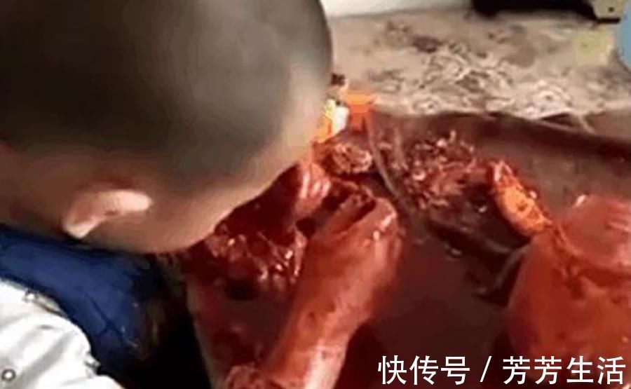 儿子|妈妈出门买菜,留自己的儿子独自在家,回家时被眼前的一幕吓到