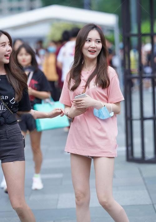 超可爱粉嫩大T恤穿搭，性感可爱，轻松减龄变少女