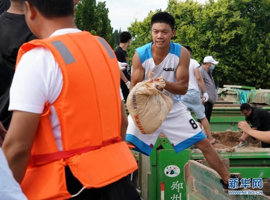 河南|河南浚县群众自发与救援人员共筑堤坝