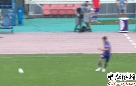 裁判|这犯规都不给牌?中超新外援在对手倒地后:依然凶狠踹球闷人!