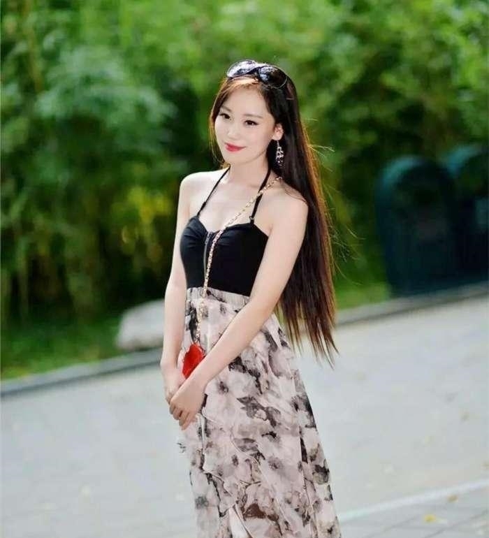 街拍好漂亮的小姐姐,穿着一件紧身的连衣短裙身材丰满