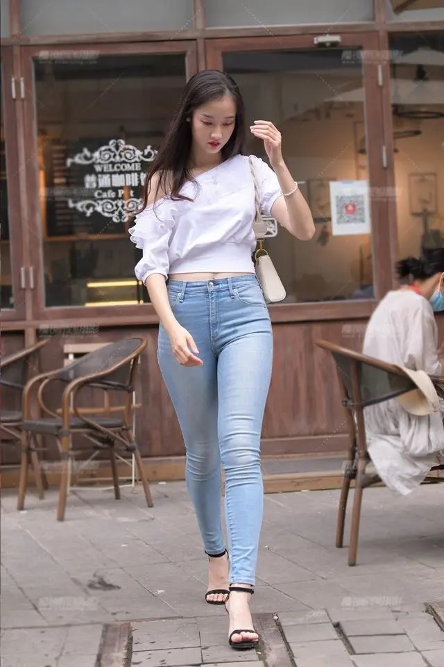 高跟鞋 紧身牛仔裤,简约的版型穿出优美的身形,简单大方又美丽休闲