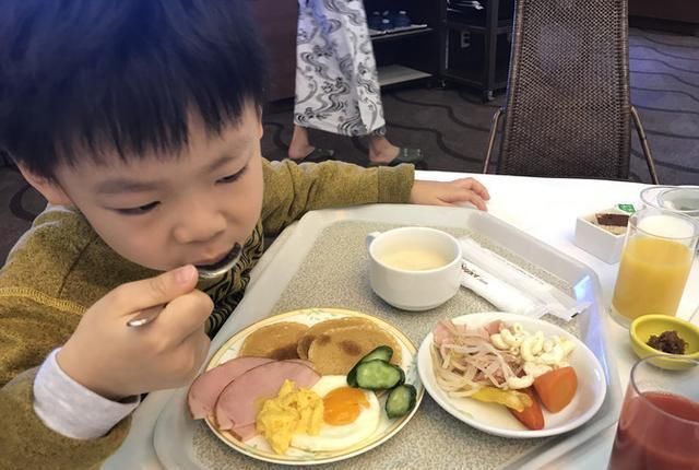 积食|儿科医生提醒,带娃早上2坚持,晚上2不要,孩子不积食少生病