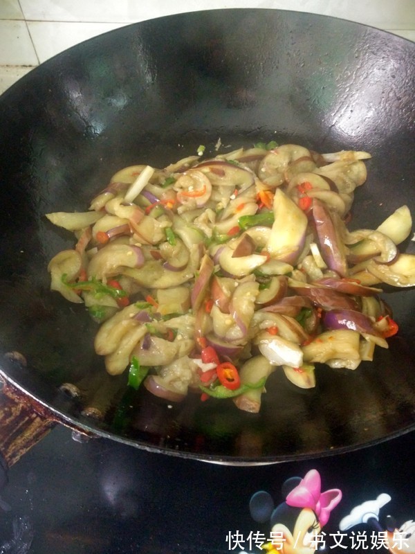 炒茄子先放油是大错特错,大厨教你1招,茄子不吸油还香嫩